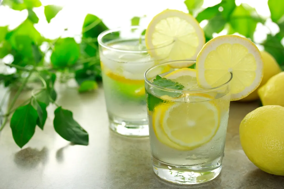 Agua con limón