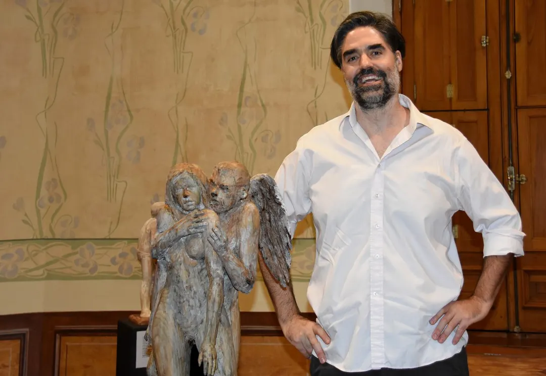 Fernando Rosas posa junto a sus obras en el Fader.