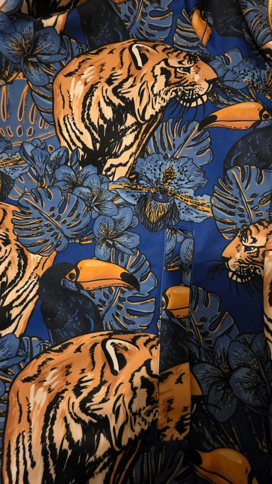 Detalle de los tigres y tucanes que definen el osado estilo del influencer mendocino.