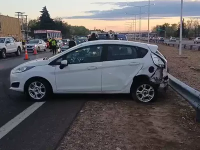 Un fuerte choque en el Acceso Sur dejó importantes daños y complicó el tránsito en la zona