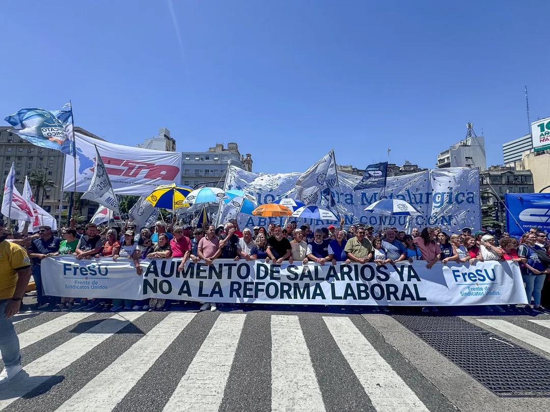 Un grupo de sindicatos, sin la adhesión de la CGT, convocó a un paro contra la reforma laboral. Qué pasa con el transporte público.
