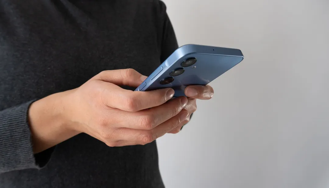 La evolución en los smartphones de este segmento acerca acabados de alta gama a presupuestos equilibrados.