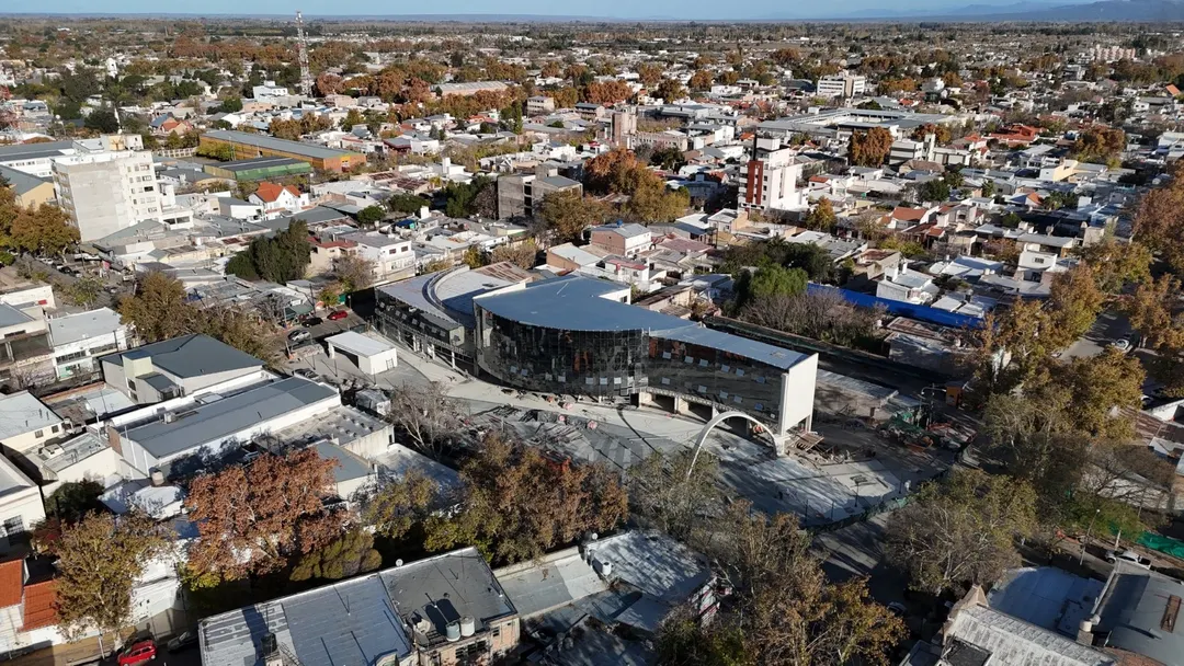 El edificio gigante de San Rafael está en el medio de la ciudad.