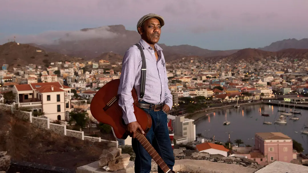 Tito París, destacado compositor, cantante y guitarrista que ha sabido fusionar el folclor tradicional de Cabo Verde con los sonidos urbanos de Lisboa (Portugal).