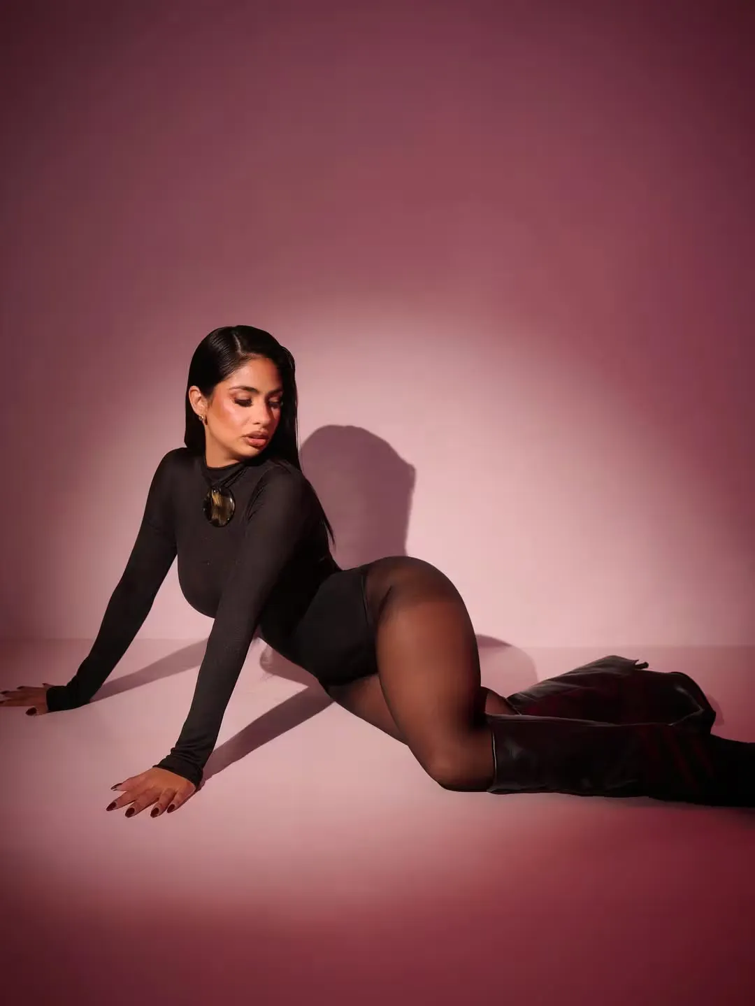 La influencer combinó un body de manga larga, medias tul y botas caña alta.