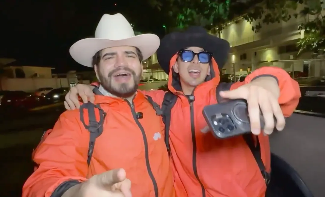 Una de las primeras imágenes de la transmisión en vivo de César Gastelum junto a otro creador de contenido.