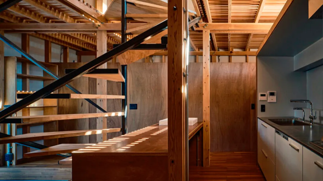 La estructura de madera permite pensar la casa como un espacio que puede cambiar de lugar con el tiempo. La madera ocupa un papel central en una vivienda pensada desde el inicio para ser desmontada.