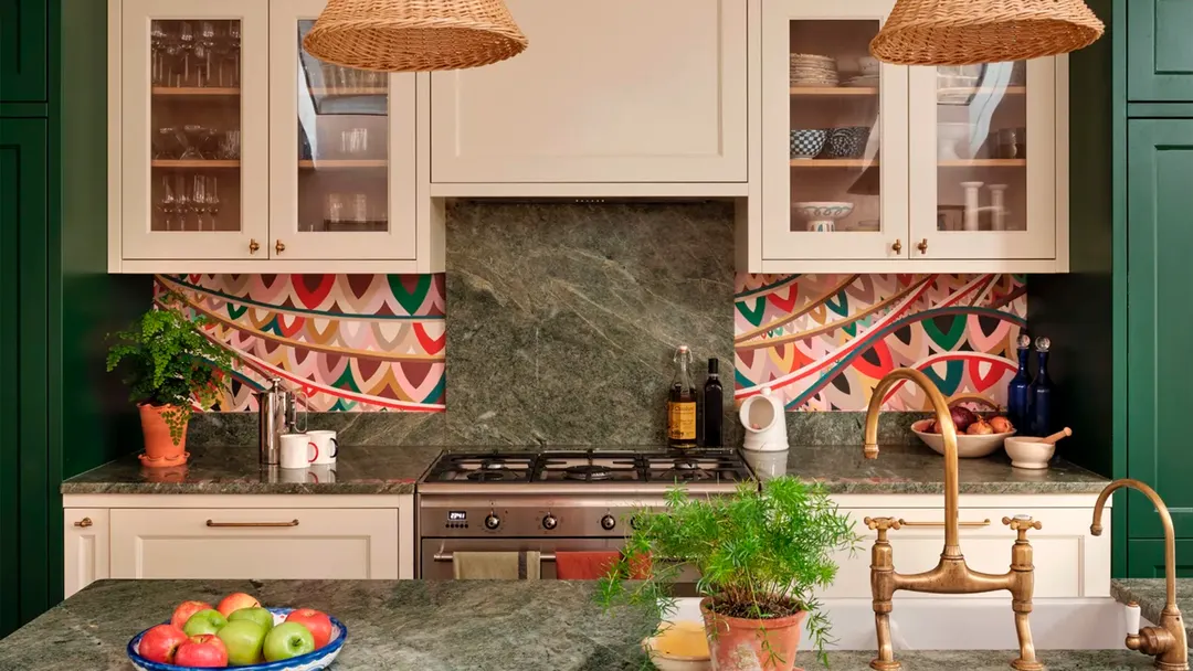 La cocina contemporánea incorpora muebles, textiles e iluminación propios del living para convertirse en un espacio más cálido, cómodo y pensado para compartir.