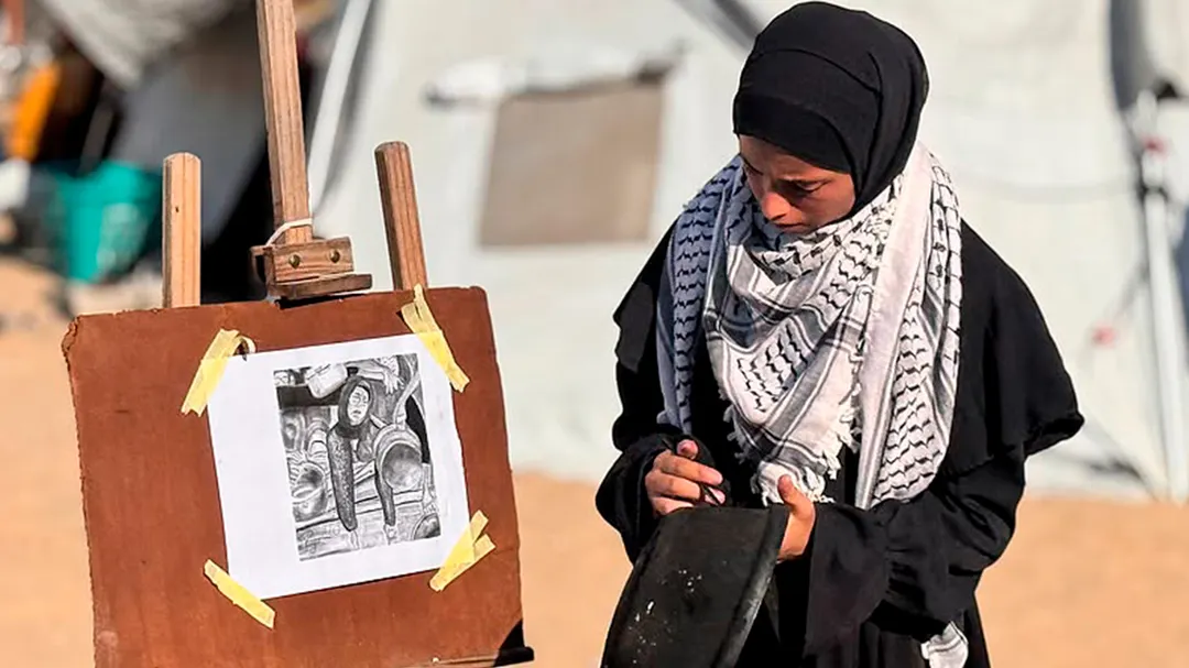Ragde Sheikh al-Eid busca preservar la memoria de Gaza, transformando el sufrimiento en arte, con el hollín del fuego  consumido en los escombros.