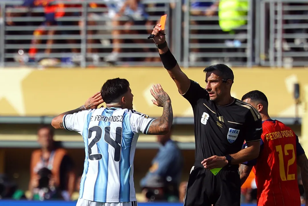 Enzo Fernández se fue expulsado por doble amarilla en la final del Mundial ante España.