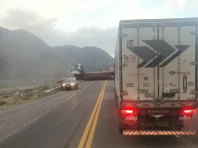 La Ruta 7 sigue cortada en Potrerillos: esperan una pluma para retirar el camión volcado
