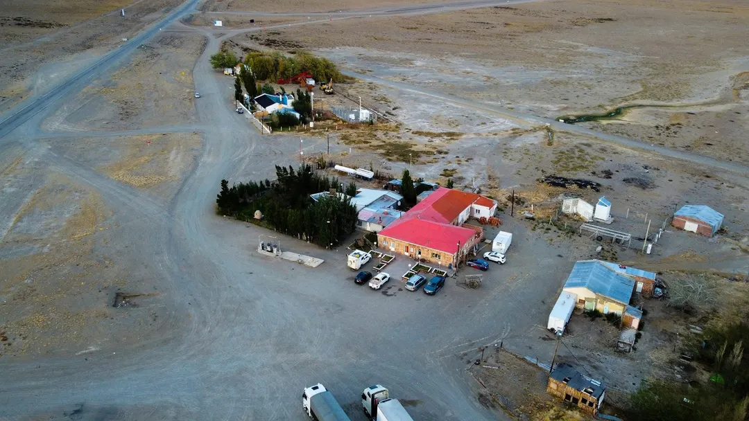 Desde el pueblo se puede continuar hacia Lago Posadas o tomar el camino que lleva a la famosa Cueva de las Manos.