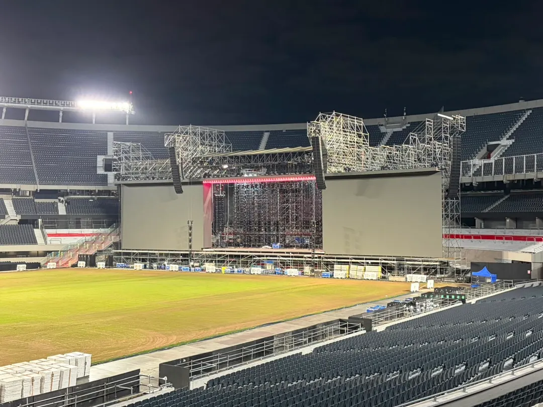 Así está el escenario para el show de Lali en River.