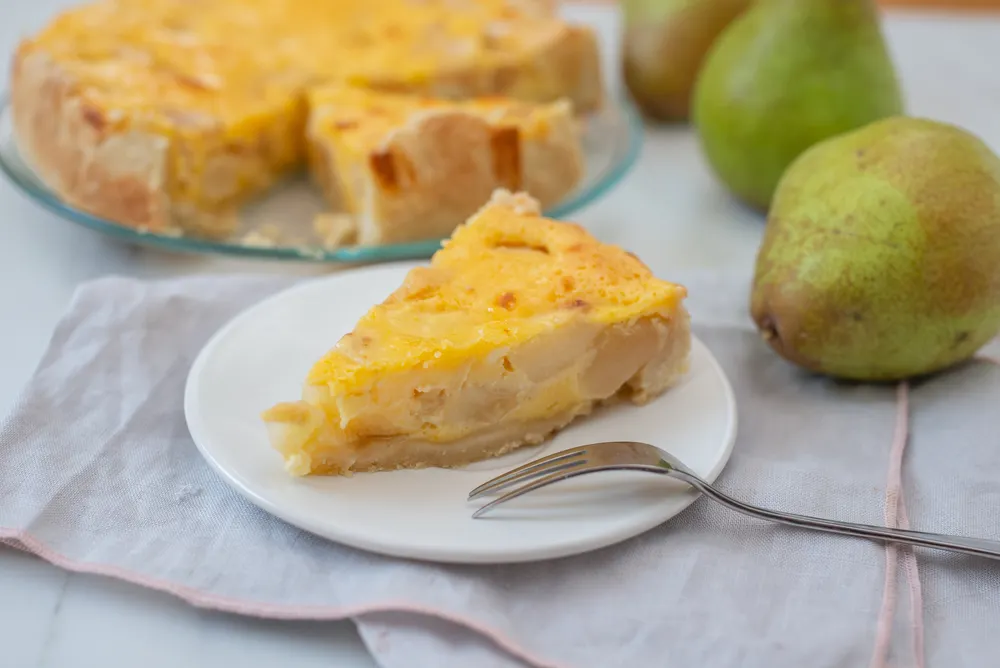La receta de pastel de peras es un clásico que combina fruta fresca con una masa esponjosa para lograr un postre jugoso.