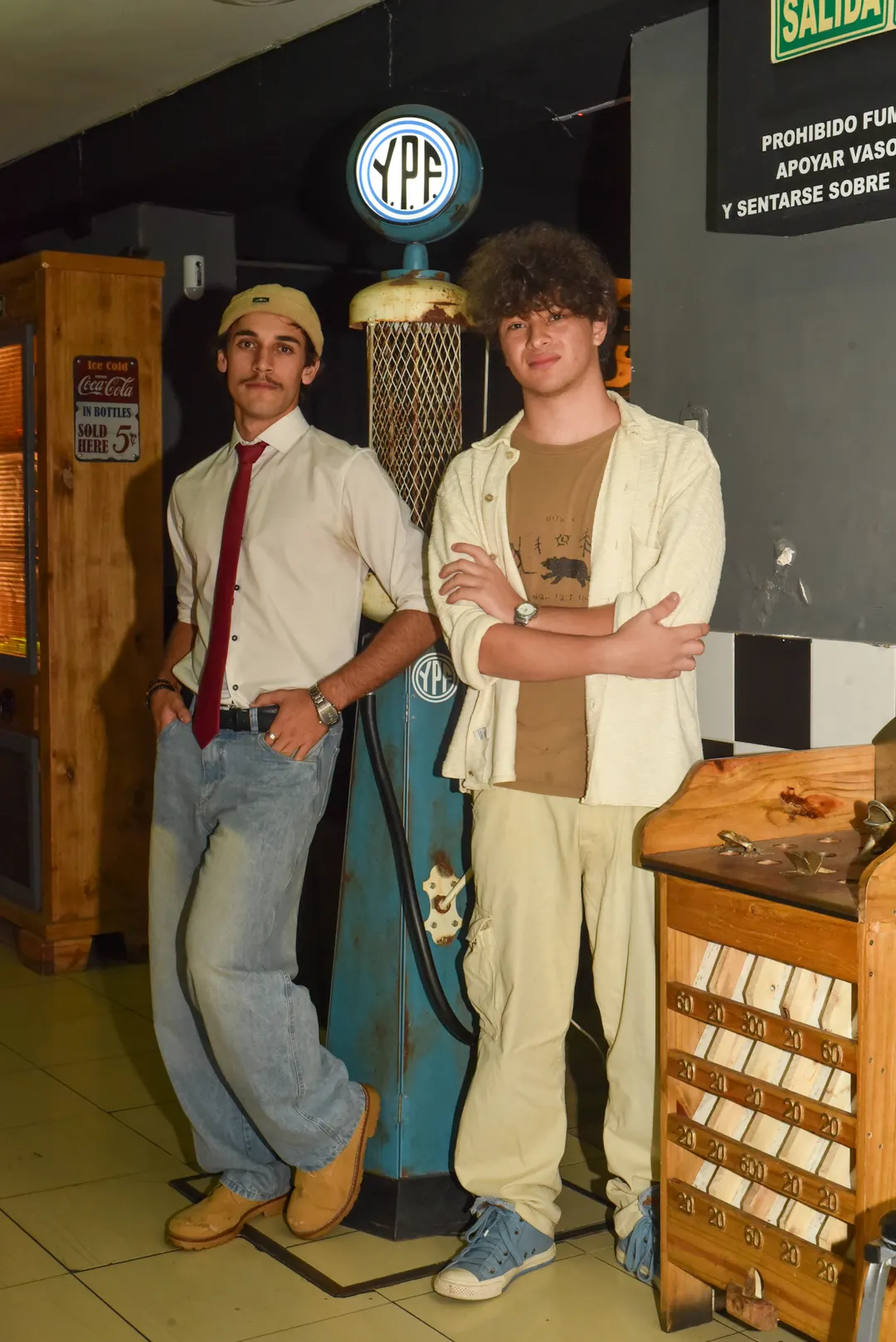 Manuel y Juan Ignacio mucha onda y estilo en una juntada con amigos.