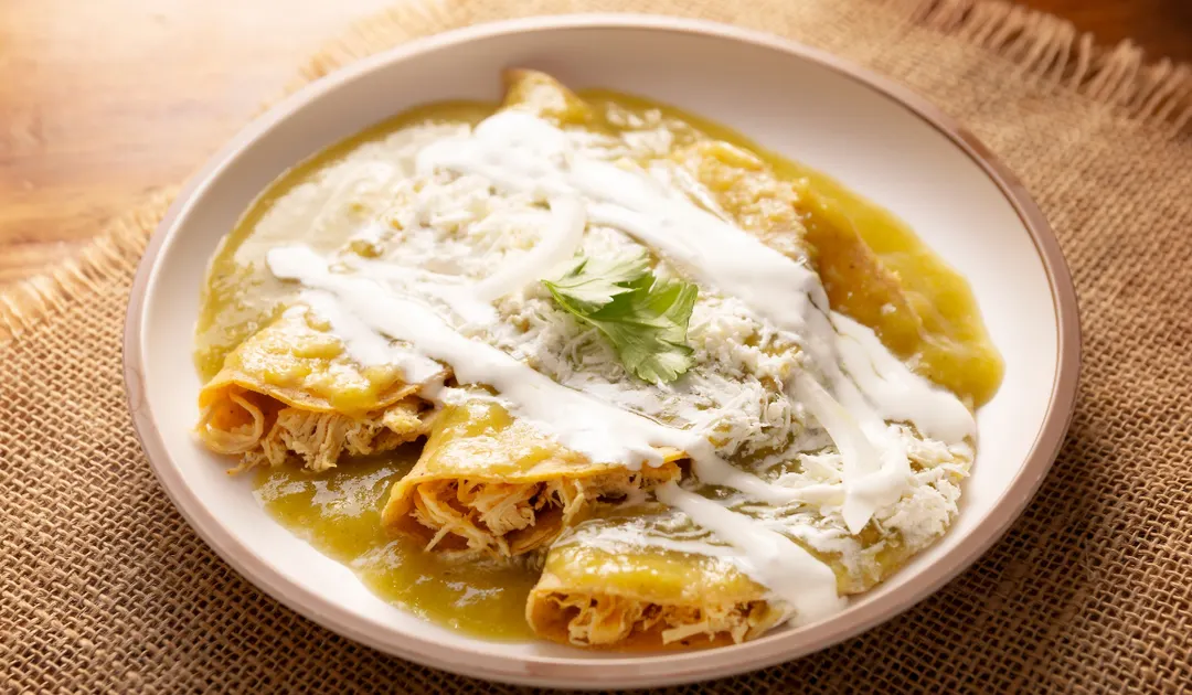 En muchas familias, la receta de enchiladas verdes se transmite de generación en generación.