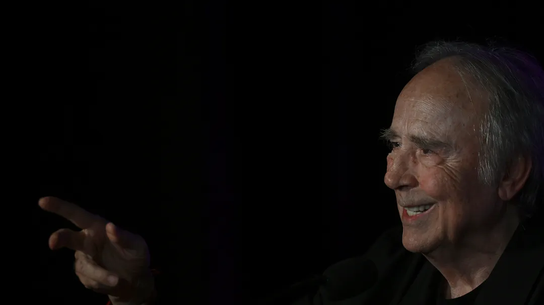 Joan Manuel Serrat aseguró que tiene muchas ocupaciones en su presente fuera de los escenarios, pero no descartó la posibilidad de una vuelta al ruedo.