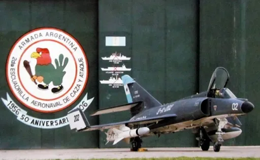 El Super Etendard 3-A-202 armado con un misil AM-39 Exocet en la puerta de su hangar en Espora. Se puede observar a “La lora” en el emblema de la 2da Escuadrilla Aeronaval de Caza y Ataque, y las 3 kill marks que representan el hundimiento del HMS Sheffield, del Atlantic Conveyor, y el ataque al HMS Invincible. 