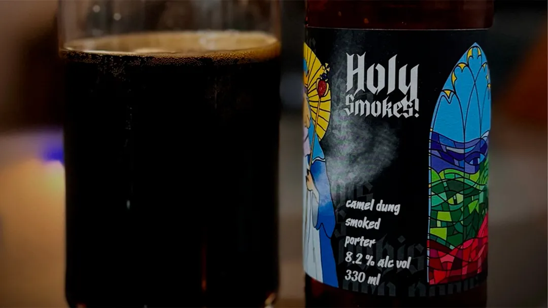 El cervecero Maris Biezaitis aclaró algo fundamental: la cerveza no tiene gusto a estiércol. El proceso genera un perfil más parecido al de una malta ahumada con turba.