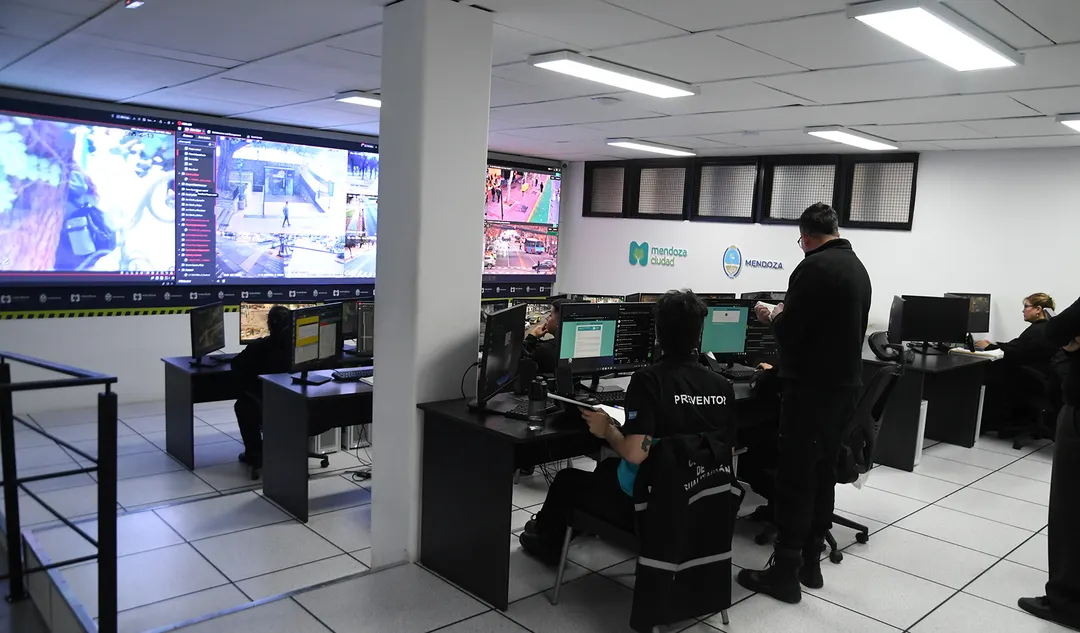 El centro de operaciones funciona en una antigua imprenta municipal reconvertida. Desde allí se monitorean las 740 cámaras distribuidas en toda la Ciudad.