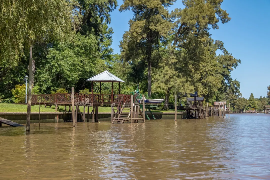 Navegar por el Delta, recorrer el Puerto de Frutos o descansar en una cabaña junto al río son parte del encanto de Tigre, el clásico refugio natural del conurbano norte.