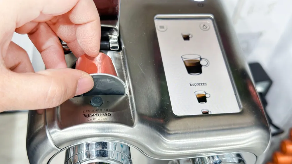 Anmat publicó en el Boletín Oficial la prohibición de cápsulas de limpieza para cafeteras de la marca Urnex detectadas en Mercado Libre sin registro sanitario ni rotulado en castellano. Foto: Shutterstock  