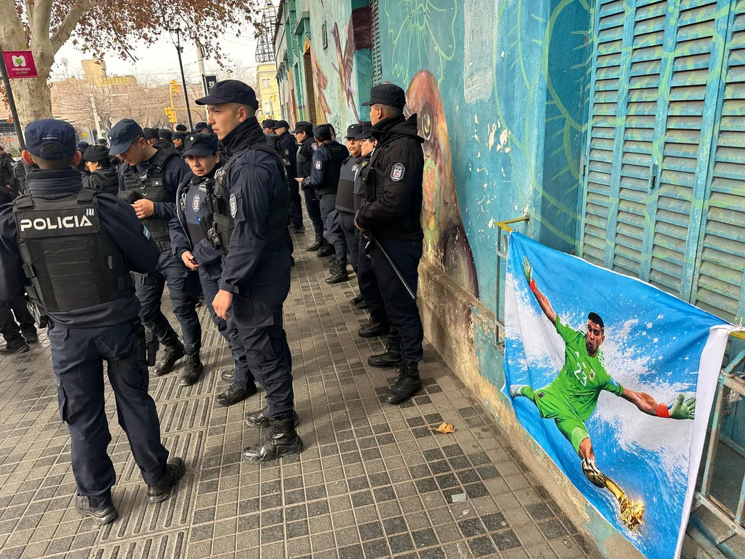 La calle Arístides Villanueva tiene mucha custodia policial.