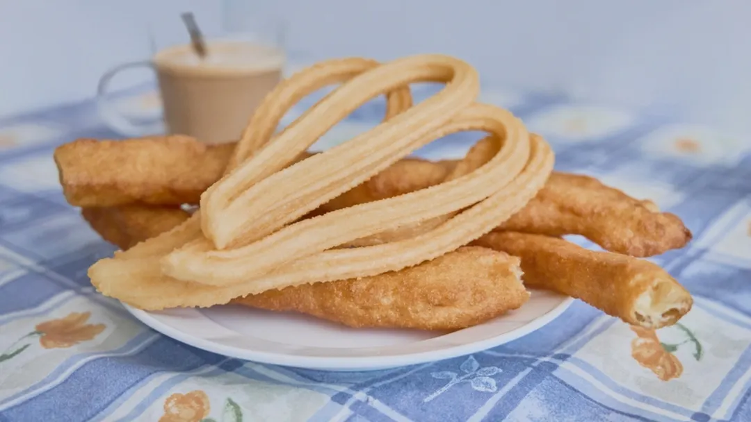 La sencillez de la receta es clave: pocos ingredientes, pero técnica muy precisa en la fritura.