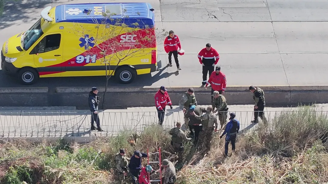 Pese a los intentos de persuación, el hombre decidió lanzarse al canal. Sin embargo el rápido accionar de los efectivos permitió rescatarlo y preservar su vida.