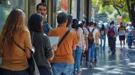 Hay problemas que generan titulares durante algunas semanas y luego desaparecen de la agenda pública. La informalidad laboral no es uno de ellos.