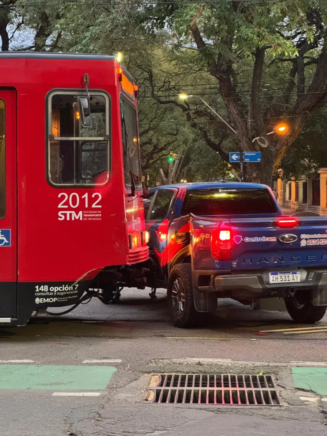 El choque entre el Metrotranvía y una camioneta complicó el tránsito en Ciudad.