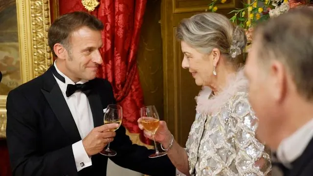Emmanuel Macron junto a Carolina de Mónaco.