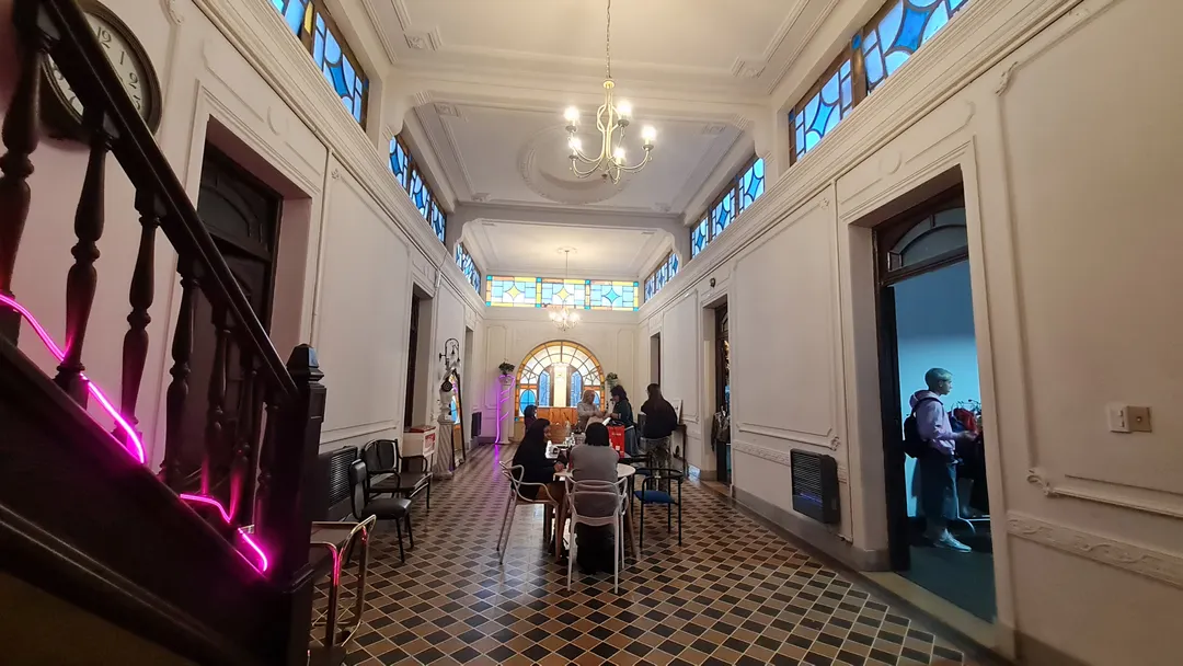 El hall en el que convergen la mayoría de las 14 habitaciones que tiene la edificación de 1913.