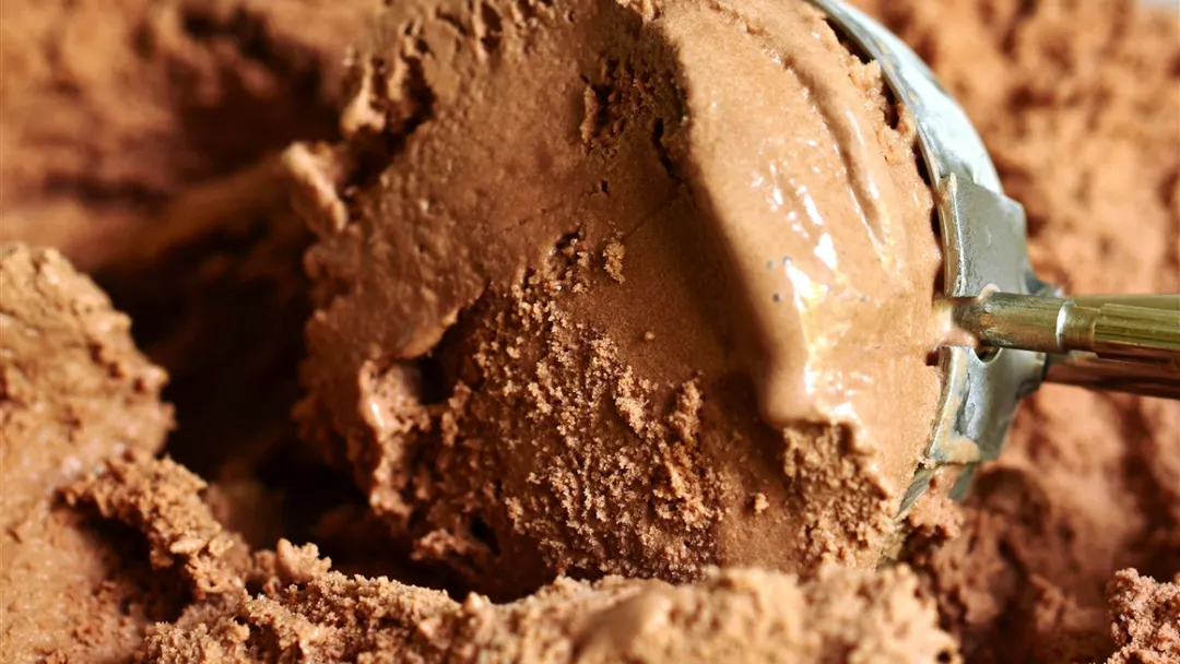 La receta permite agregar toppings variados.