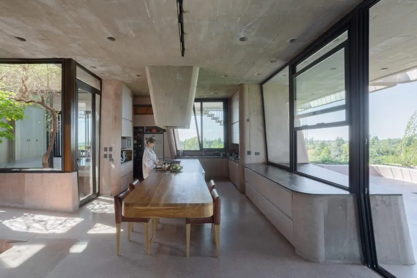 En forma deliberada se proyectó la cocina como el centro de la casa.
