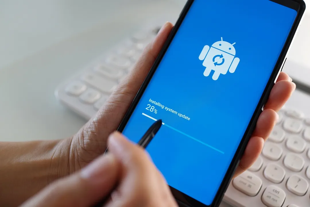 Configura el dispositivo manualmente e instala solo aplicaciones desde fuentes oficiales para evitar amenazas.