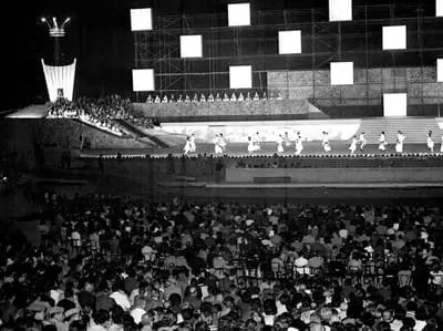 El acto central contó con el uso de técnicas modernas de luz y sonido como parte del relato escénico.