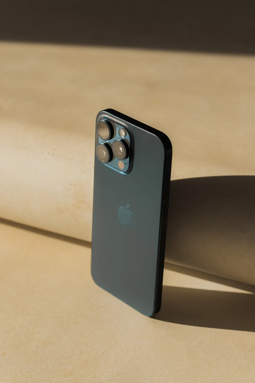 Con chip A17 Pro, cámara de 48 MP y titanio, este iPhone sigue siendo un celular de referencia.