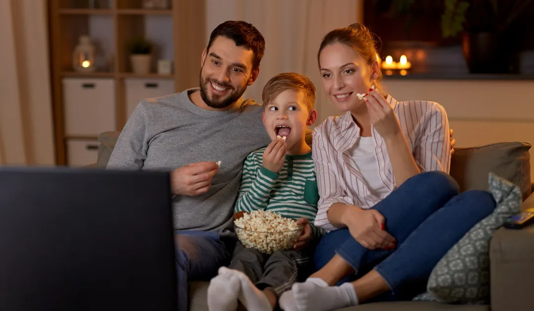 Transformar la casa en cine es una de las propuestas para este Día del Niño.