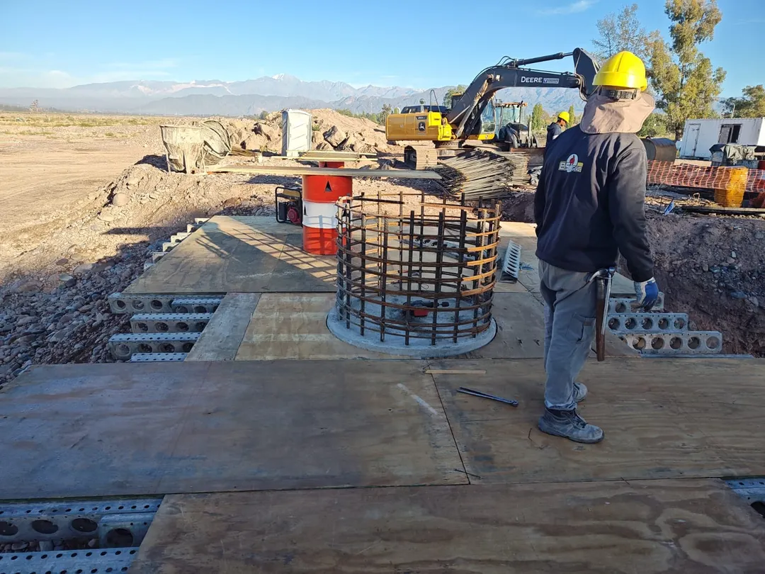 La construcción avanza desde noviembre con trabajos complejos en el suelo pedregoso y una inversión millonaria provincial.