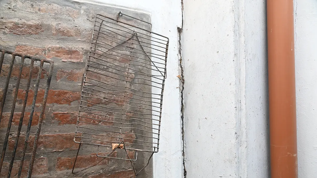 La medianera desprendida de la pared.