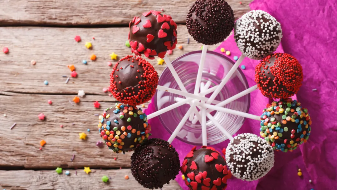En muchas pastelerías, la receta de cake pops se adapta a sabores como vainilla, chocolate, red velvet o limón.