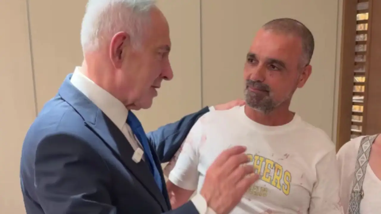 El primer Ministro de Israel Benjamín Netanyahu se encontró con uno de los pasajeros que ayudó a reducir al terrorista en el avión.
