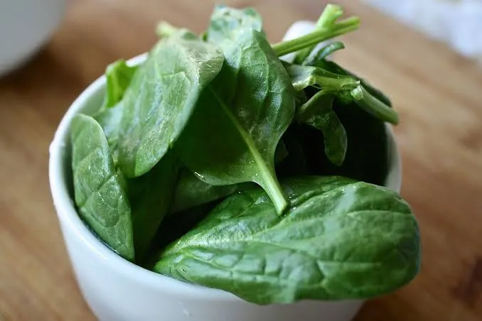 La espinaca aporta vitaminas A, C y E, aunque debe ofrecerse cocida y en pequeñas cantidades. Foto: Archivo