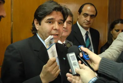 Hector Rasso, del Anses, muestra la libreta que entregarán. Foto: Prensa Gobernación