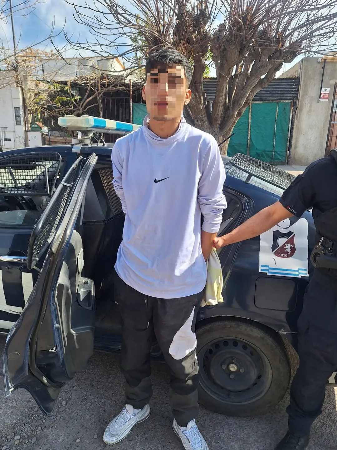 El sospechoso fue detenido durante una persecución, luego de que intentara darse a la fuga tras avistar a los efectivos.