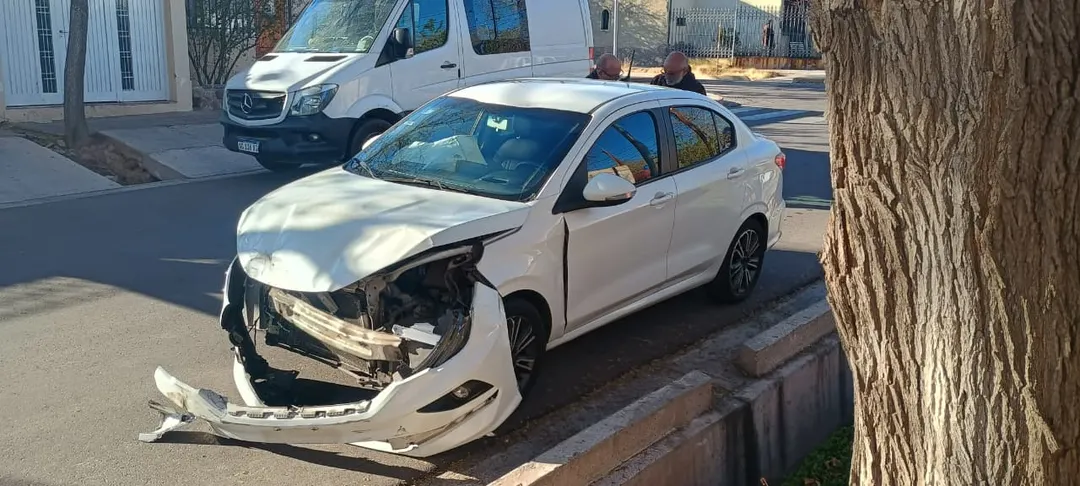Así quedó la parte delantera del Fiat Cronos tras la colisión de los dos rodados.