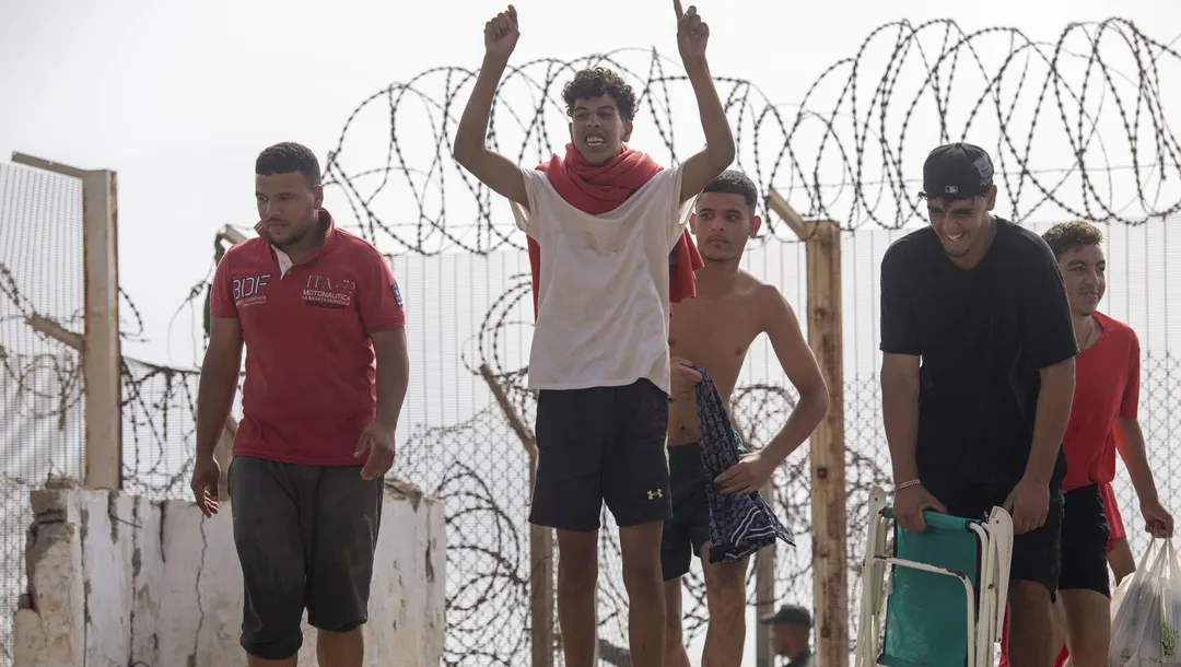 Inmigrantes marroquíes cruzaron a Ceuta por tierra.
