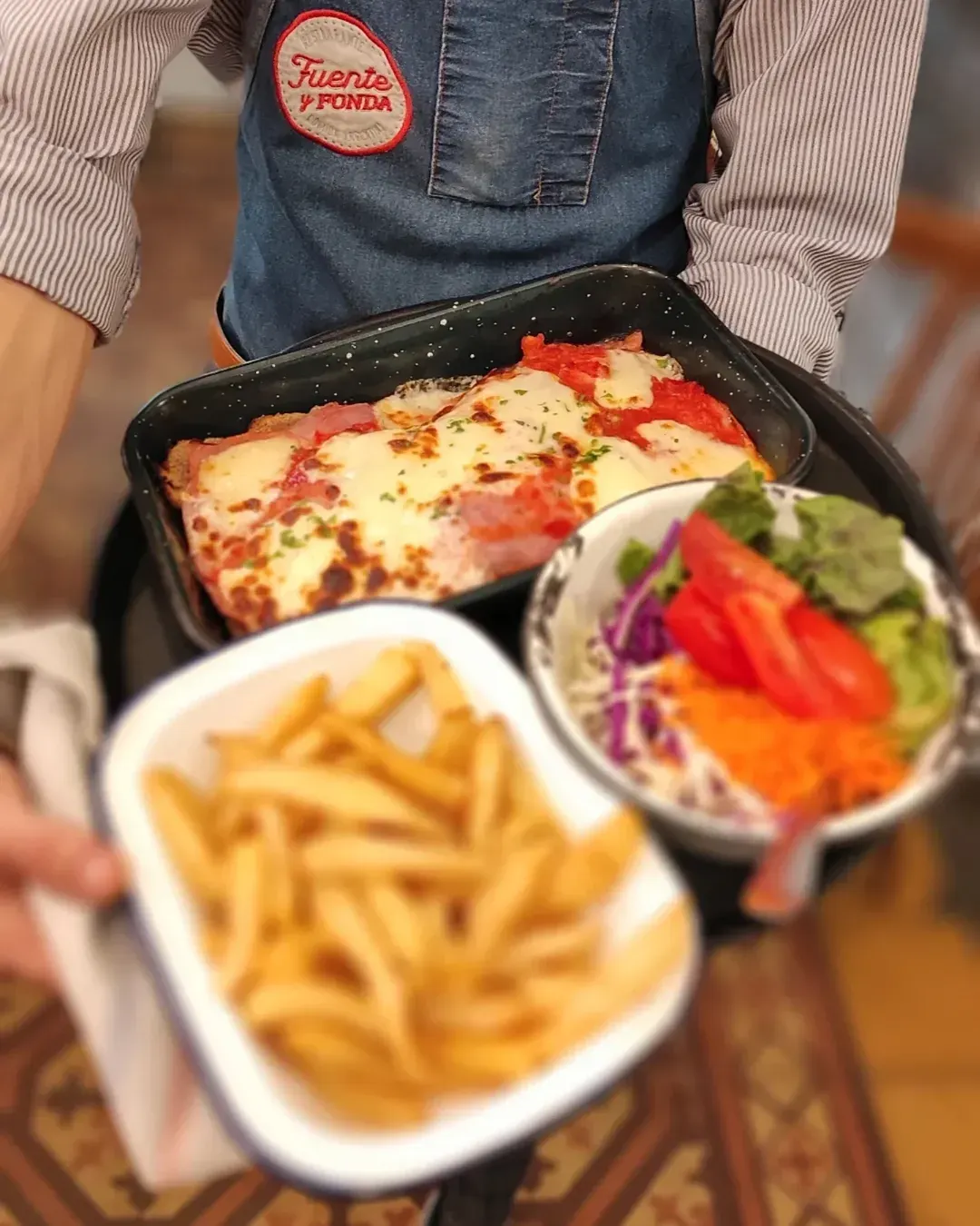 La milanesa a la napolitana, el plato que destacaron de Fuente y Fonda.