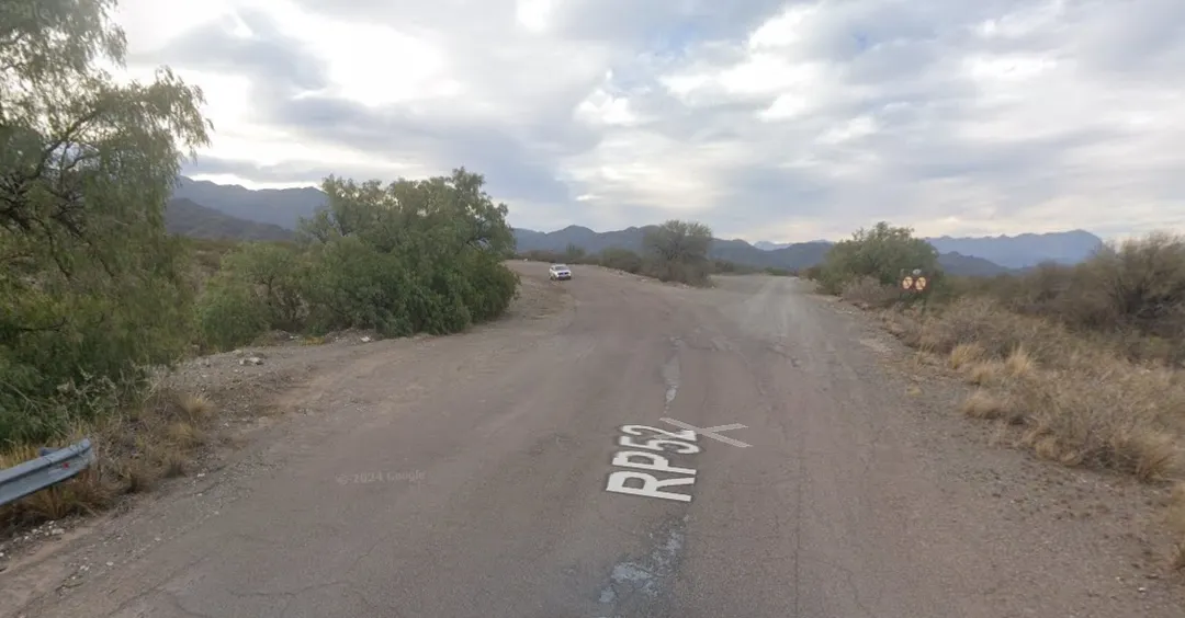 Para llegar a la piedra hay que tomar el camino de tierra a la derecha.